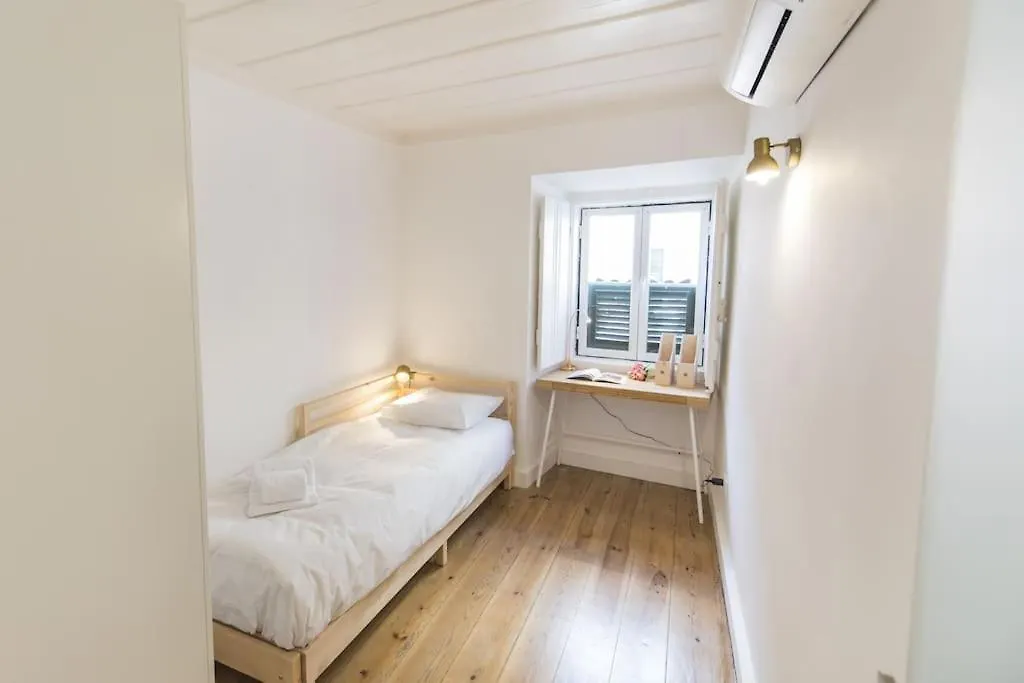Historical Apartment Santos Lisbona 0*,
